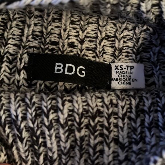 URBAN OUTFITTERS MOCKNECK SWEATER - Picture 2 of 3